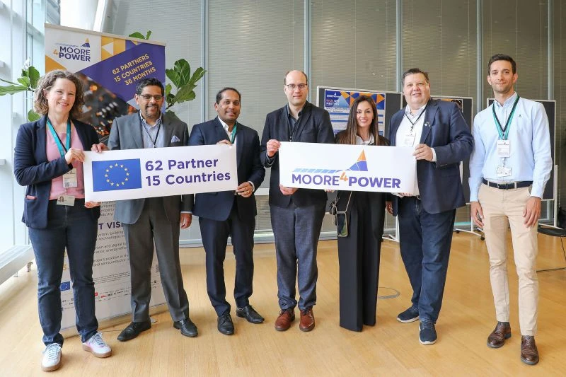 Moore4Power kickoff : 62 partners, 15 countries. Representatives of the consortium holding the Moore4Power banner.
